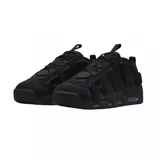 Championes Nike Air More Uptempo Low en color negro total. Presentan un diseño robusto con paneles laterales texturizados, sistema de cordones integrado y suela con unidades de aire visibles.