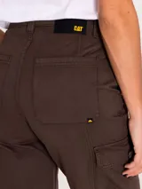 Pantalon cargo de corte recto en color marrón oscuro, con cierre de cremallera y botón, bolsillos laterales profundos, bolsillos cargo en los muslos y bolsillos de parche traseros.