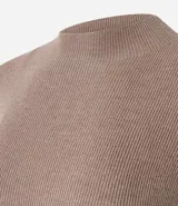 Suéter de punto canelado color beige, con cuello alto y manga larga. Presenta un diseño ajustado al cuerpo, confeccionado en una mezcla de viscosa, poliéster y poliamida.