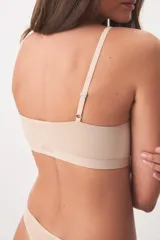 Top estilo soutien color beige con escote redondo, tirantes finos regulables y banda elástica inferior.