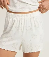 Conjunto de pijama de dos piezas confeccionado en tejido Rib, compuesto por una blusa con bretel fino y un short con cintura elástica. El conjunto presenta un estampado de animalitos.
