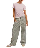 Remera rosa de manga corta con cuello redondo y corte atemporal, confeccionada en tela suave, elástica y transpirable.