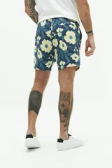Short de baño con estampado floral en tonos azules, cintura elástica con cordón ajustable, bolsillos laterales y bolsillo trasero.