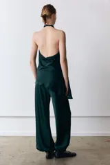 Pantalón bombacho verde oscuro de tiro medio con cintura elástica y bajo acabado en puño elástico.