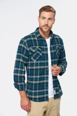 Sobrecamisa a cuadros de viyela gruesa con bolsillos frontales con solapa y botones.