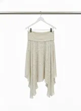 Falda elastizada de encaje color crema, con cintura alta y bajo irregular.