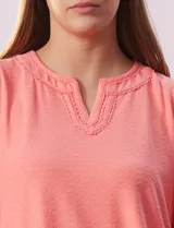 Blusa blanca de tejido piqué, marca Ruby Rd. Cuello a la base y escote en V. Manga corta amplia.