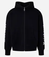 Saco tipo hoodie con cierre frontal de cremallera, color negro, corte boxy y capucha. Presenta estampa de letras en blanco en ambas mangas y un colgante de cruz metálico en el tirador de la cremallera principal.