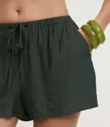 Short de playa color verde oscuro, de viscosa, con lazo ajustable en la cintura y bolsillos laterales.