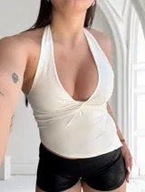 Top blanco con escote halter y espalda descubierta.
