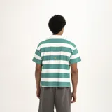 Remera tipo polo de manga corta, color verde oscuro, con cuello y abertura frontal. Presenta un estampado dorado en el pecho con el texto "PulauCrew" y un pequeño logo de corona de laurel bordado.