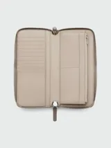 Billetera continental Marc Jacobs de cuero en color gris topo, con cierre perimetral, logo metálico frontal y correa de muñeca extraíble.