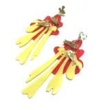Aros colgantes con piezas de acrílico rojas y amarillas, y dijes de peces dorados.