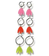 Par de aros plateados de acero quirúrgico hipoalergénico con dije colgante abstracto color naranja.