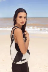 Cartera bandolera de cuero con diseño de medialuna, color blanco y negro con estampado de vaca.