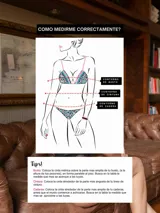 Conjunto de lencería compuesto por un bralette triangular y una tanga, confeccionados en encaje color fucsia con terminaciones y breteles en color crema. El bralette presenta un diseño sin aros con bordes festoneados, mientras que la tanga cuenta con tiras laterales regulables.