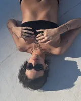 Collar plateado con eslabones grandes de metal con forma irregular.