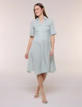 Vestido camisero midi de rayas blanco y verde, con cuello solapa, escote en V, mangas cortas y falda acampanada con vuelo.