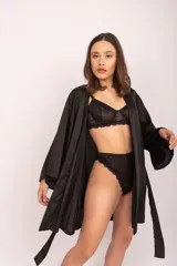 Soutien de encaje negro con aros, diseñado con copas triangulares y espalda ajustable con broche.