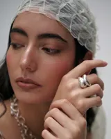 Anillo de plata 950 con diseño escultural de líneas fluidas y dos volúmenes bombé que confluyen.