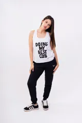 Pantalón de jogging gris con cintura elástica y logo de alas estampado en negro en el muslo.