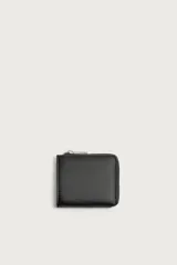 Tarjetero cuadrado de diseño minimalista en color negro, con cierre de cremallera metálica y dos ranuras internas para tarjetas.