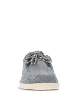 Alpargata Hush Puppies modelo Canyon, color gris con textura tejida. Presenta cordones decorativos y suela de EVA en color crema, diseñada con tecnología ZeroG para mayor ligereza y flexibilidad.