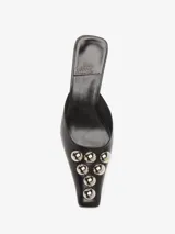 Sandalia mule negra de cuero sintético con punta cuadrada, taco kitten heel y apliques de esferas metálicas plateadas.