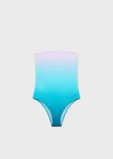 Malla enteriza strapless con diseño degradado que transiciona de un tono rosado en la parte superior a un turquesa en la inferior. Posee forro interior y relleno extraíble.