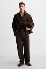 Zapato tipo derby color marrón chocolate, de cuero con acabado serraje, forro y plantilla interior de piel y suela ultrafina.