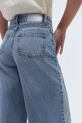 Jean wide leg de diseño bicolor y corte holgado de pierna ancha con tiro alto, confeccionado en denim de algodón con contraste de tonos.