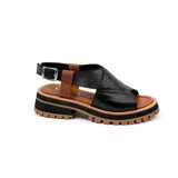 Sandalia de cuero vacuno color negro, con suela de goma deportiva, hebilla al tobillo y horma ancha.