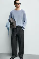 Pantalón de corte wide fit confeccionado en algodón con efecto lavado. Presenta pliegues frontales, bolsillos laterales y bolsillos traseros de vivo. Cierre frontal con cremallera y gancho metálico oculto.
