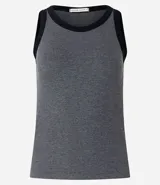 Musculosa ajustada de tejido acanalado (ribana) color gris jaspeado, con cuello redondo y bordes de las sisas en color negro.