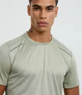 Remera deportiva Get Over de tecnología dry, color verde militar, con cuello redondo, mangas cortas, detalles reflectantes en los hombros y tejido de malla transpirable.