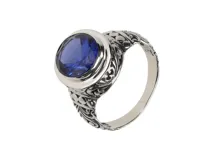 Anillo de plata 925 con diseño calado y piedra facetada color zafiro.