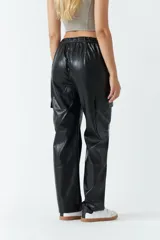 Pantalón cargo negro engomado de corte recto con bolsillos laterales.