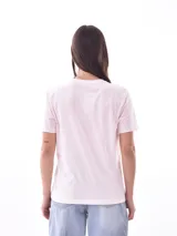 Remera negra de manga corta, corte recto, con estampado frontal que dice "LOVE MORE" con corazones estilizados.