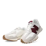 Championes urbanos New Balance modelo 327, con diseño retro inspirado en los años 70. Presentan una combinación de colores blanco, gris y bordó, con el logo 'N' lateral en contraste y suela de goma con relieve extendido hacia el talón.