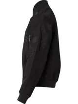Campera bomber negra Calvin Klein de satén de nailon reciclado, con cuello, puños y bajo de punto de canalé. Tiene cierre de cremallera, bolsillos de hendidura en la cintura, detalle de cremallera en la manga e insignia con el logo de goma de Calvin Klein en la manga. El forro y el relleno son de poliéster reciclado REPREVE®.