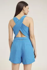 Top corto azul vibrante, sin mangas y con cuello redondo, de tejido ligero y corte recto.