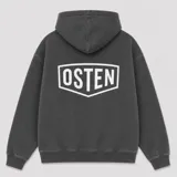 Canguro con capucha y cordones ajustables, de color gris oscuro con efecto lavado. Presenta un bolsillo frontal tipo canguro y estampado gráfico pequeño en el pecho con el logo de la marca.