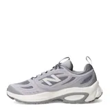 Championes de running New Balance modelo 410, color lila con detalles en gris y blanco. Presentan una estructura de malla transpirable con refuerzos sintéticos, logo N en los laterales y suela con tecnología AT Tread para mayor tracción.