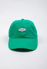 Gorro verde con visera y logo bordado en el frente.