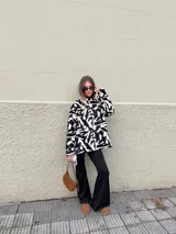 Buzo de peluche con estampado animal print de leopardo, de corte oversize, cuello redondo y mangas largas.