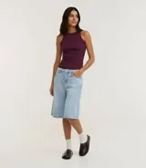 Musculosa básica femenina color bordó, confeccionada en malla rib de algodón con cuello redondo y textura acanalada.