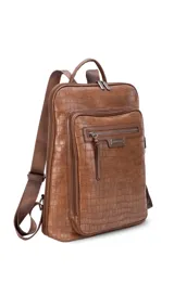 Mochila de diseño rectangular con textura símil cuero efecto cocodrilo en color tostado. Cuenta con un bolsillo frontal con cierre, compartimento principal con doble cierre, correas ajustables y manija superior. Incluye detalles metálicos y placa con logo de la marca.