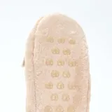 Pantuflas de felpa color beige con diseño de reno, interior forrado en material suave y detalles bordados en el frente.