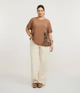 Pantalón femenino curve & plus size color beige, confeccionado en sarga de algodón certificado. Presenta un modelo recto, cierre delantero con botón y cremallera, bolsillos delanteros y traseros funcionales, y bajo con acabado deshilachado.