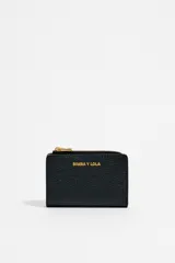 Cartera rectangular negra de piel con cierre de cremallera dorada y logo dorado estampado.